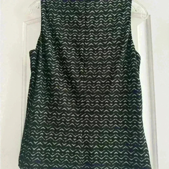 J McLaughlin Black Top Gold Sliver Scroll Print Sleeveless Metallic Lined Zip M - Picture 1 of 3